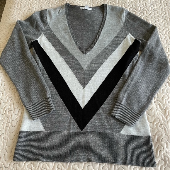 New York and Company  V- Neck Sweater Size Medium - Picture 1 of 12